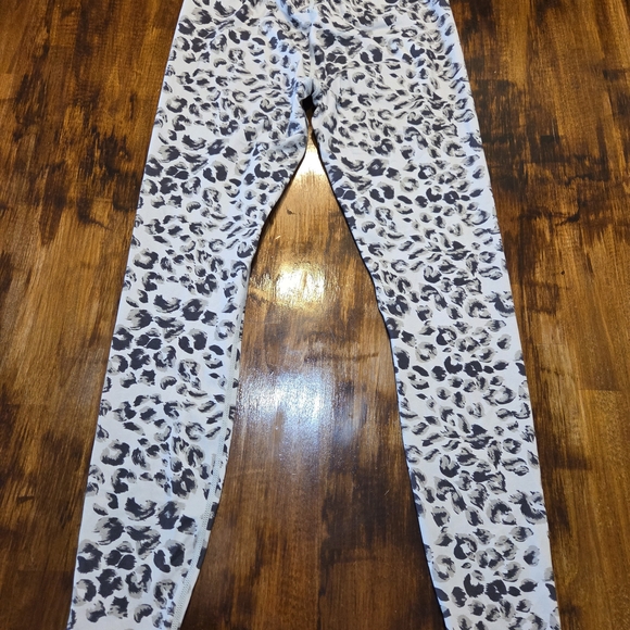 Varley light grey cheetah print leggings size small, athletic wear - Picture 11 of 11